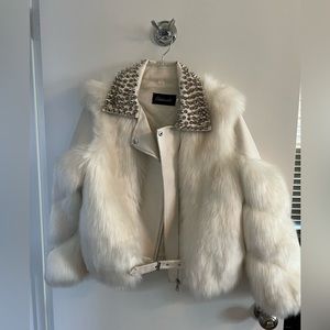 Fur jacket fits med it’s a gift PICT’s showed all details , no missing studs
